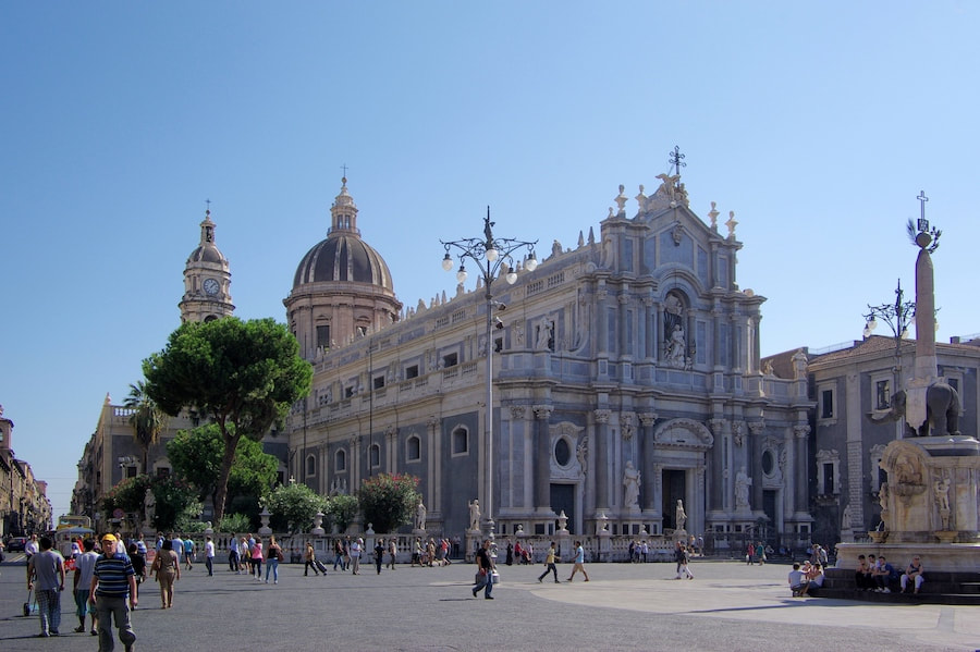 Piazza del Duomo à Catane, avec la cathédrale Sainte-Agathe et la fontaine de l'Éléphant