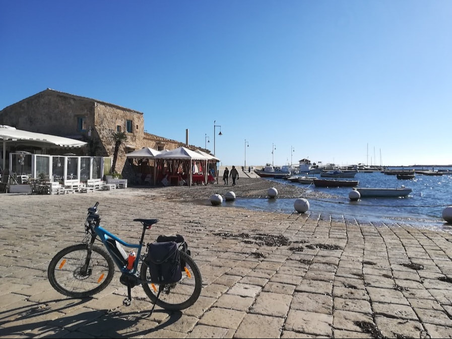 Radfahrer an der Küste bei Marzamemi im Südosten Siziliens